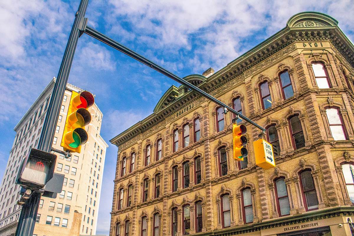 grand rapids architectural photography of traffic lights near beige painted establishment architecture
